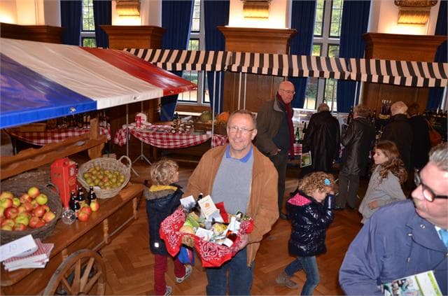 Voedselbank Super Sociaal krijgt streekproducten van ‘De Brabantse Hap’