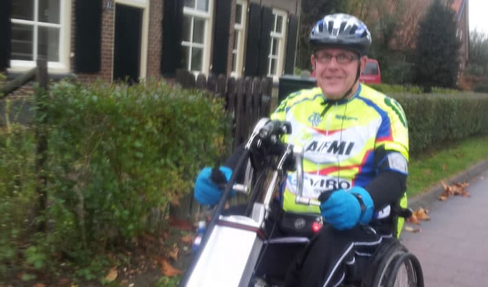 Handbiker uit Enschede haalt duizend euro op voor Voedselbank Enschede-Haaksbergen