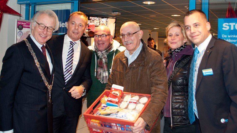 Burgemeester J. van Aartsen opent Samen voor de Voedselbank bij Hoogvliet Duindorp