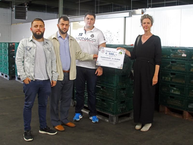 ‘Burenhulp’ door Dierense Selimiye Moskee voor Voedselbank Arnhem