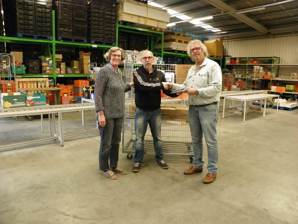 Stad & Esch schenkt rekenmachines aan Voedselbank Meppel