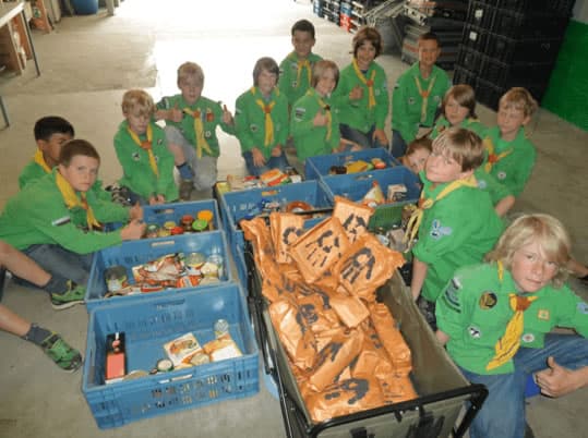 Scouting Den Haag helpt Voedselbank Zuidoost-Drenthe