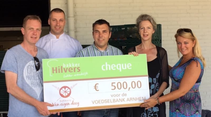 Voedselbank Arnhem krijgt 500 euro van bakkers in Arnhem