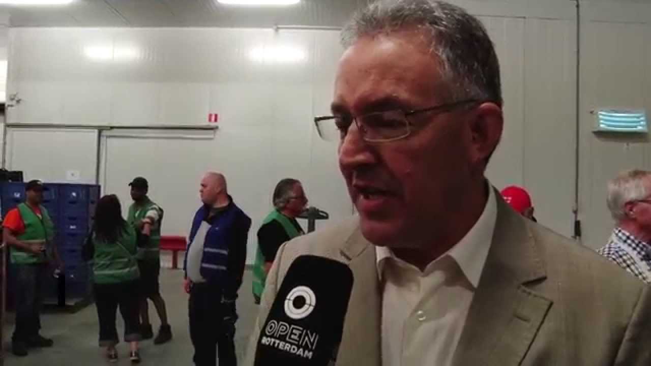 Aboutaleb geeft vrijwilligers van Voedselbank Rotterdam een Erasmusspeld