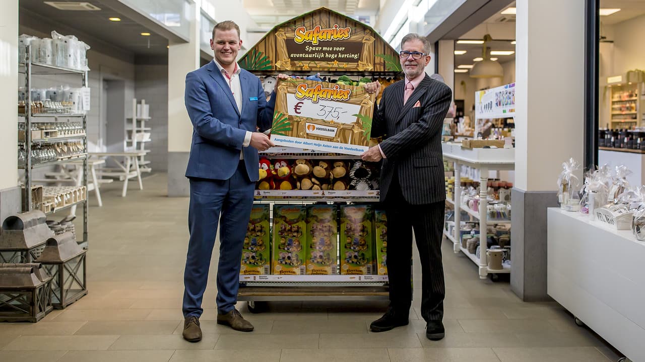 Albert Heijn Asten geeft € 375,- aan de Voedselbank.