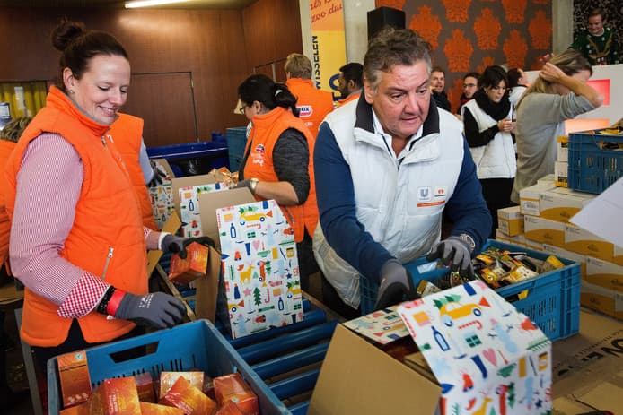 René Froger pakt kerstpakketten in voor voedselbank